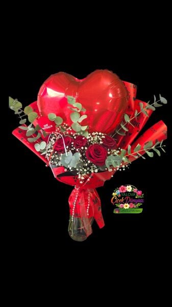 Aşkın Kalbi – Kırmızı Güllü Kalp Balonlu Özel Tasarım Buketi